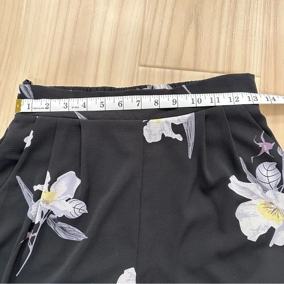 Navy floral shorts - Picture 2 of 7